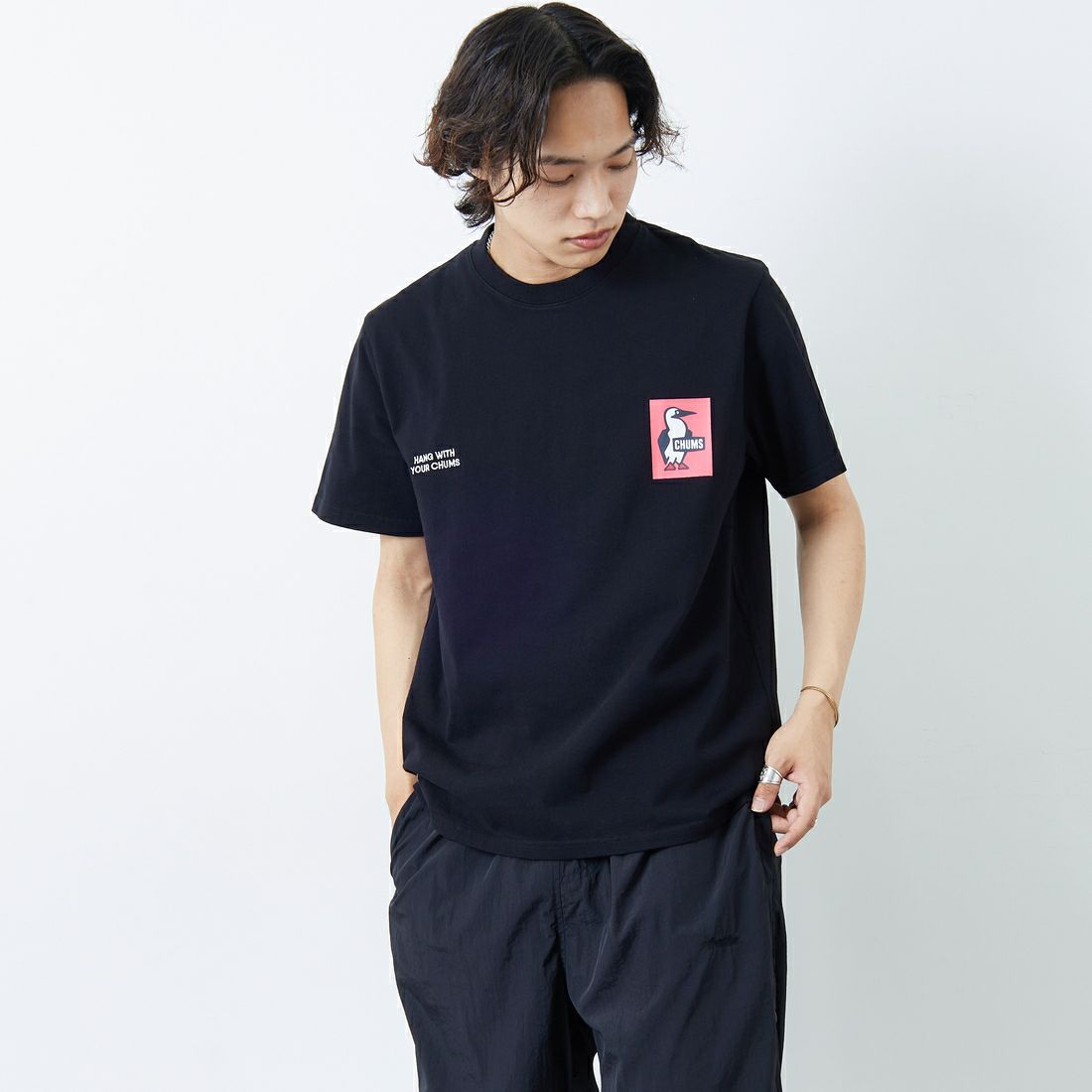 CHUMS [チャムス] 別注 ヒストリーロゴ バックプリントTシャツ [CH01-2311-JF] K001 BLACK &&モデル身長：178cm 着用サイズ：XL&&