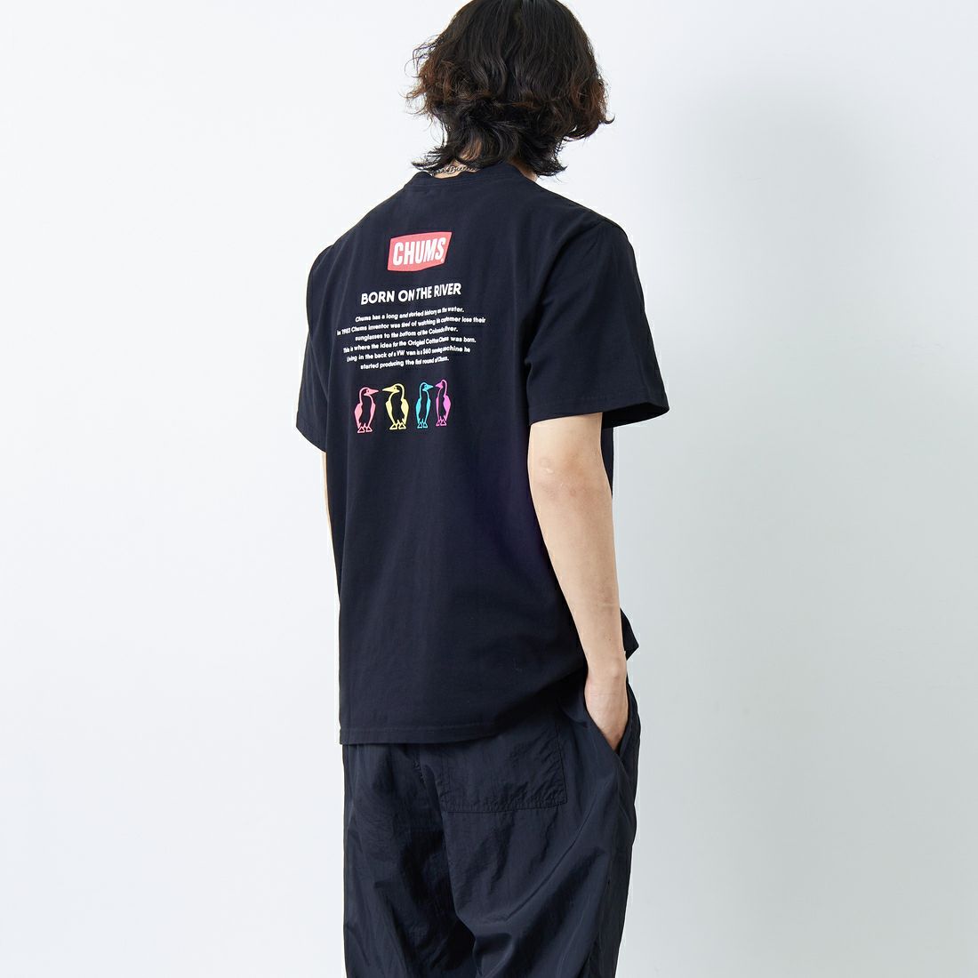 CHUMS [チャムス] 別注 ヒストリーロゴ バックプリントTシャツ [CH01-2311-JF] K001 BLACK &&モデル身長：178cm 着用サイズ：XL&&