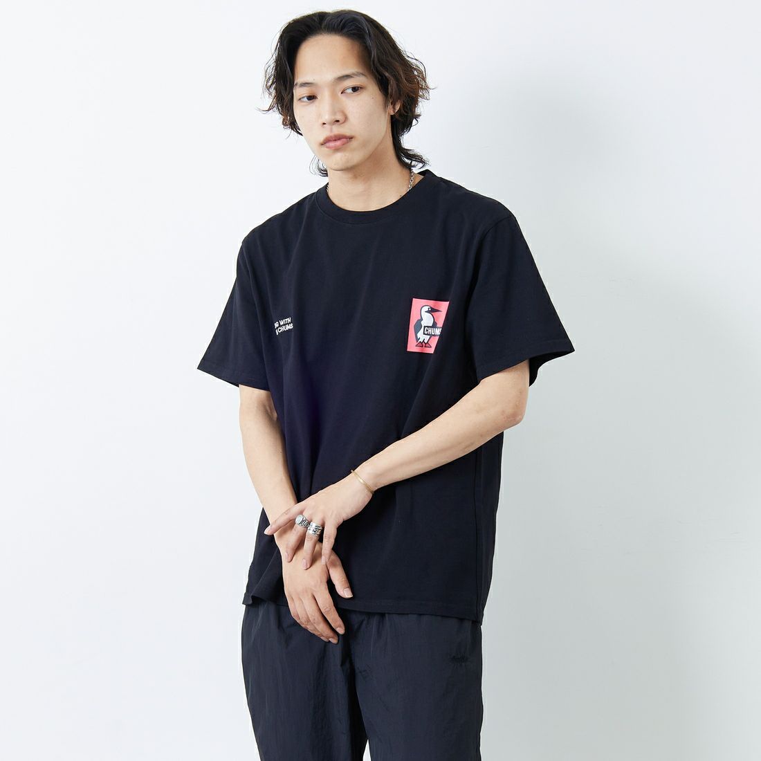 CHUMS [チャムス] 別注 ヒストリーロゴ バックプリントTシャツ [CH01-2311-JF] K001 BLACK &&モデル身長：178cm 着用サイズ：XXL&&