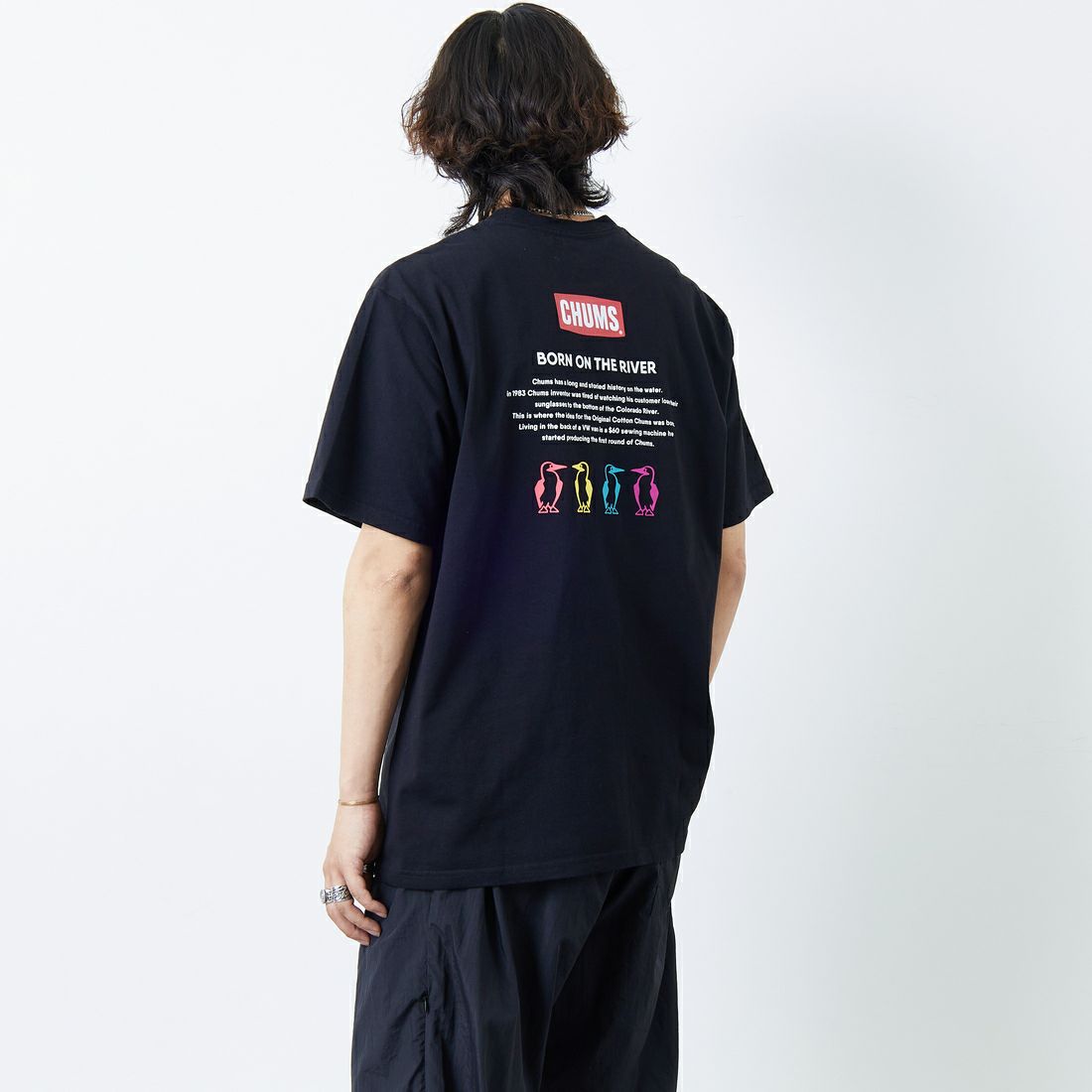 CHUMS [チャムス] 別注 ヒストリーロゴ バックプリントTシャツ [CH01-2311-JF] K001 BLACK &&モデル身長：178cm 着用サイズ：XXL&&
