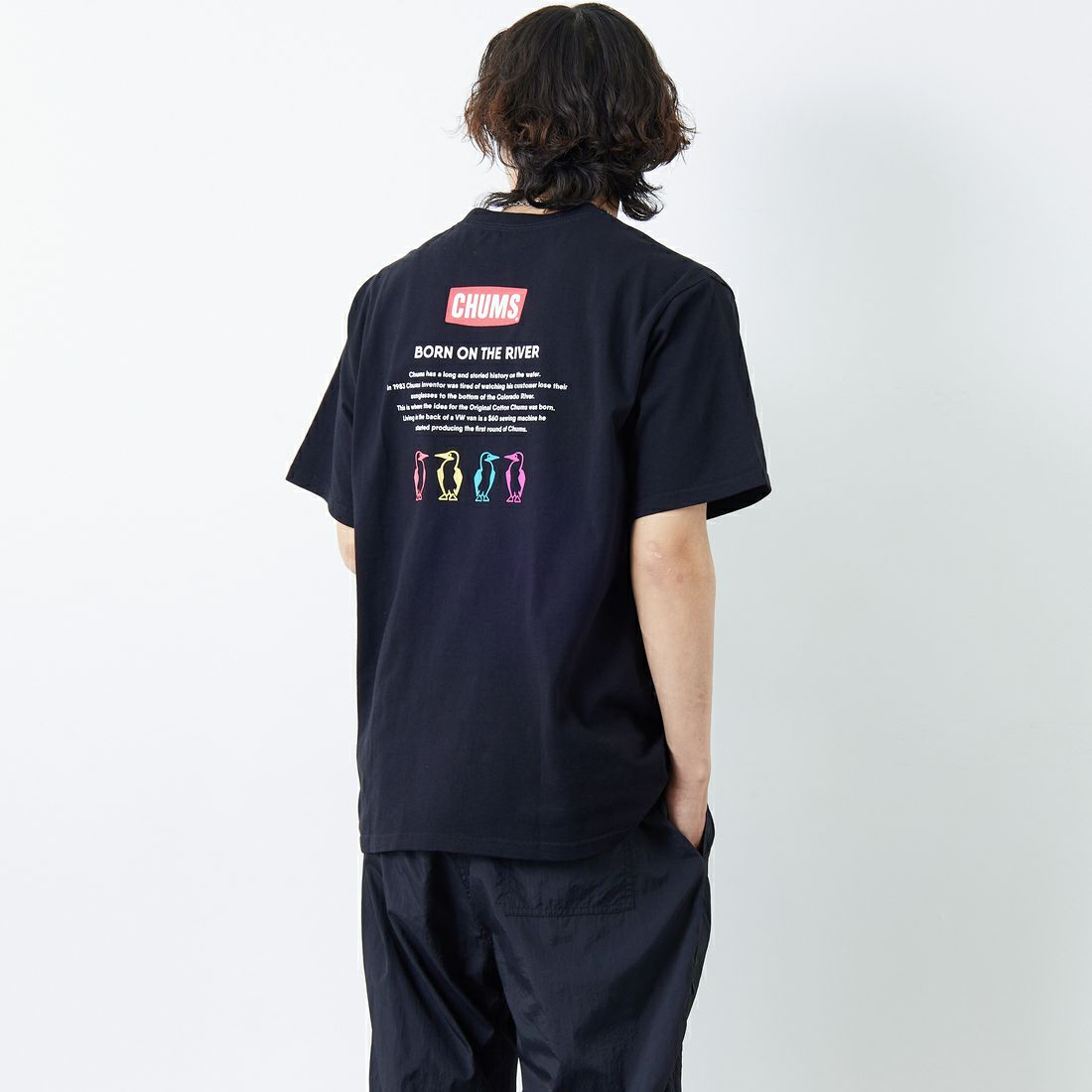 CHUMS [チャムス] 別注 ヒストリーロゴ バックプリントTシャツ [CH01-2311-JF] K001 BLACK &&モデル身長：178cm 着用サイズ：XXL&&