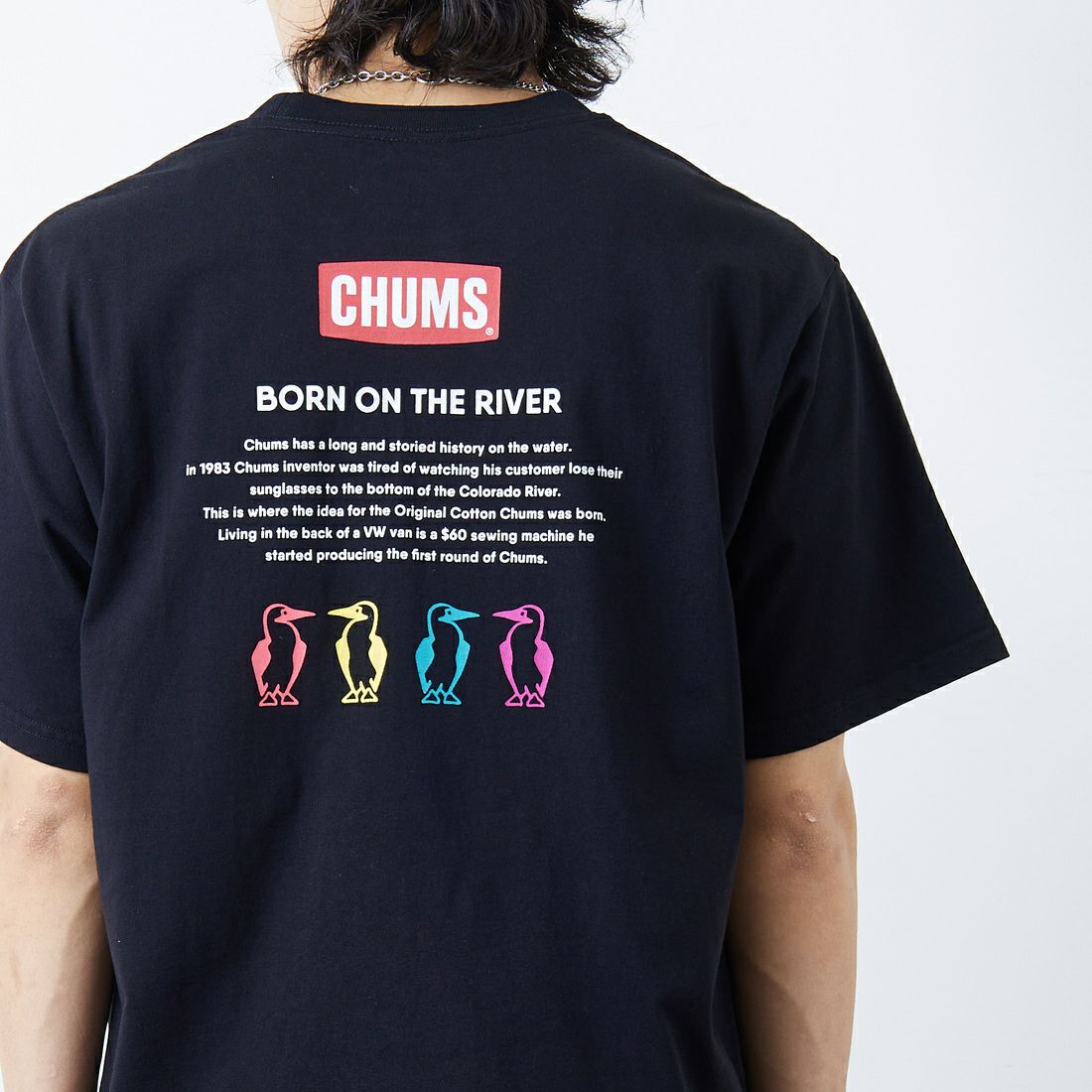 CHUMS [チャムス] 別注 ヒストリーロゴ バックプリントTシャツ [CH01-2311-JF] K001 BLACK &&モデル身長：178cm 着用サイズ：XXL&&