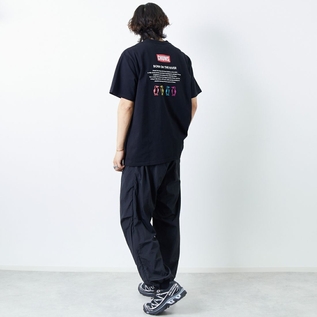 CHUMS [チャムス] 別注 ヒストリーロゴ バックプリントTシャツ [CH01-2311-JF] K001 BLACK &&モデル身長：178cm 着用サイズ：XXL&&