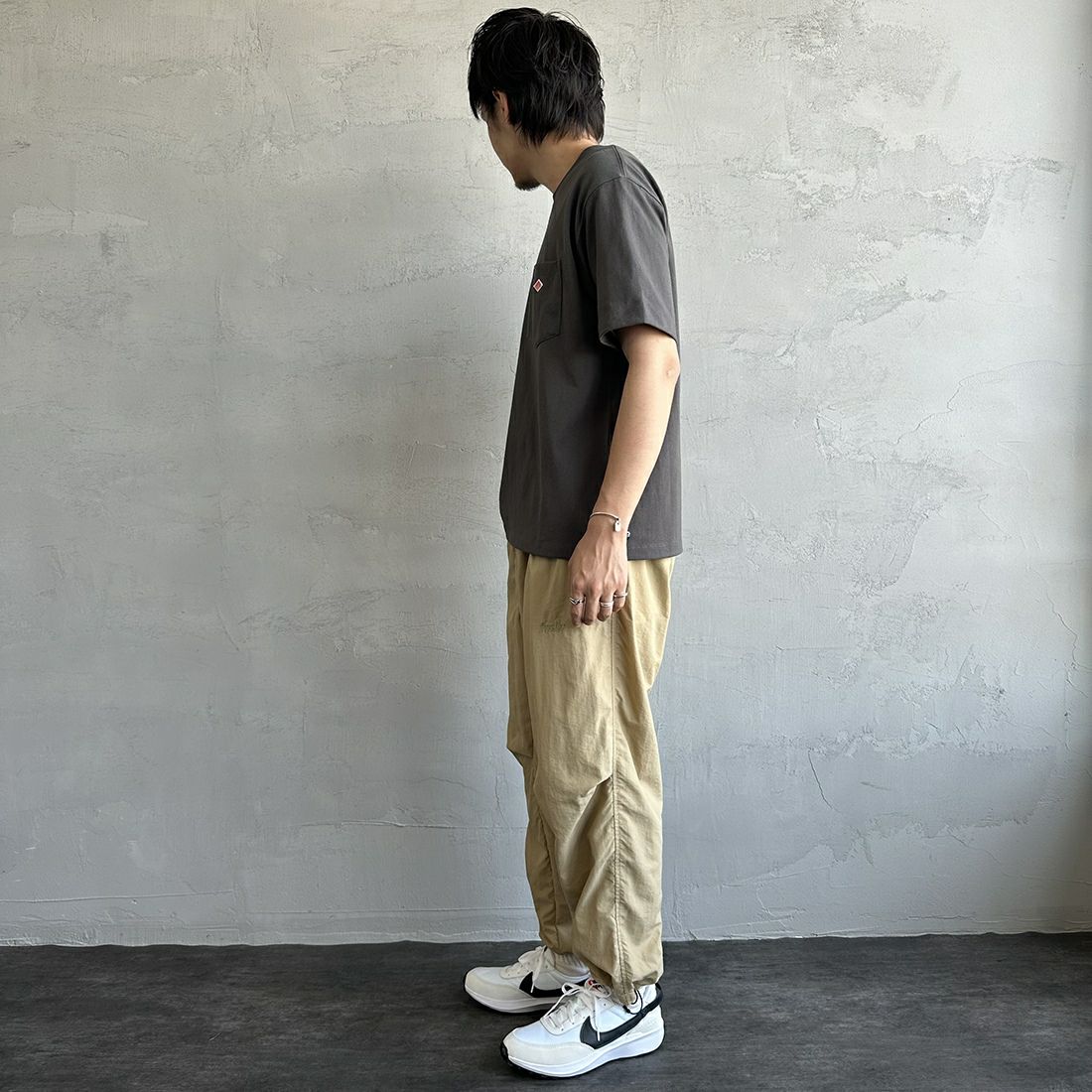 DANTON [ダントン] 半袖ポケットTシャツ [DT-C0198TCB] COAL GREY &&モデル身長：173cm 着用サイズ：M&&