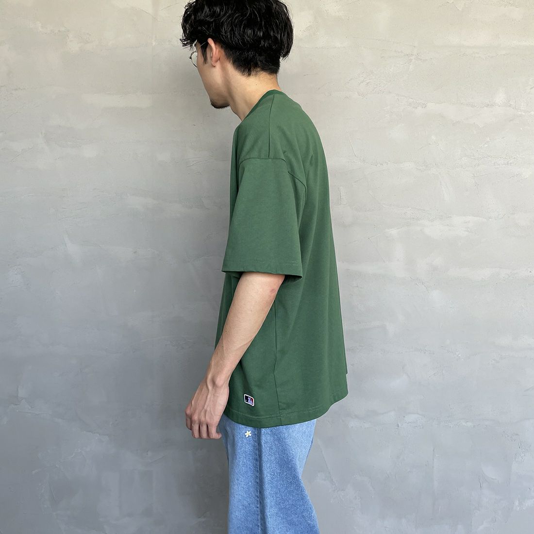 Fanatics [ファナティクス] 別注 MLB 3連ワンポイントロゴ刺繍 ショートスリーブTシャツ [ML0123SS0014-JF] AS GREEN&&モデル身長：168cm 着用サイズ：L&&