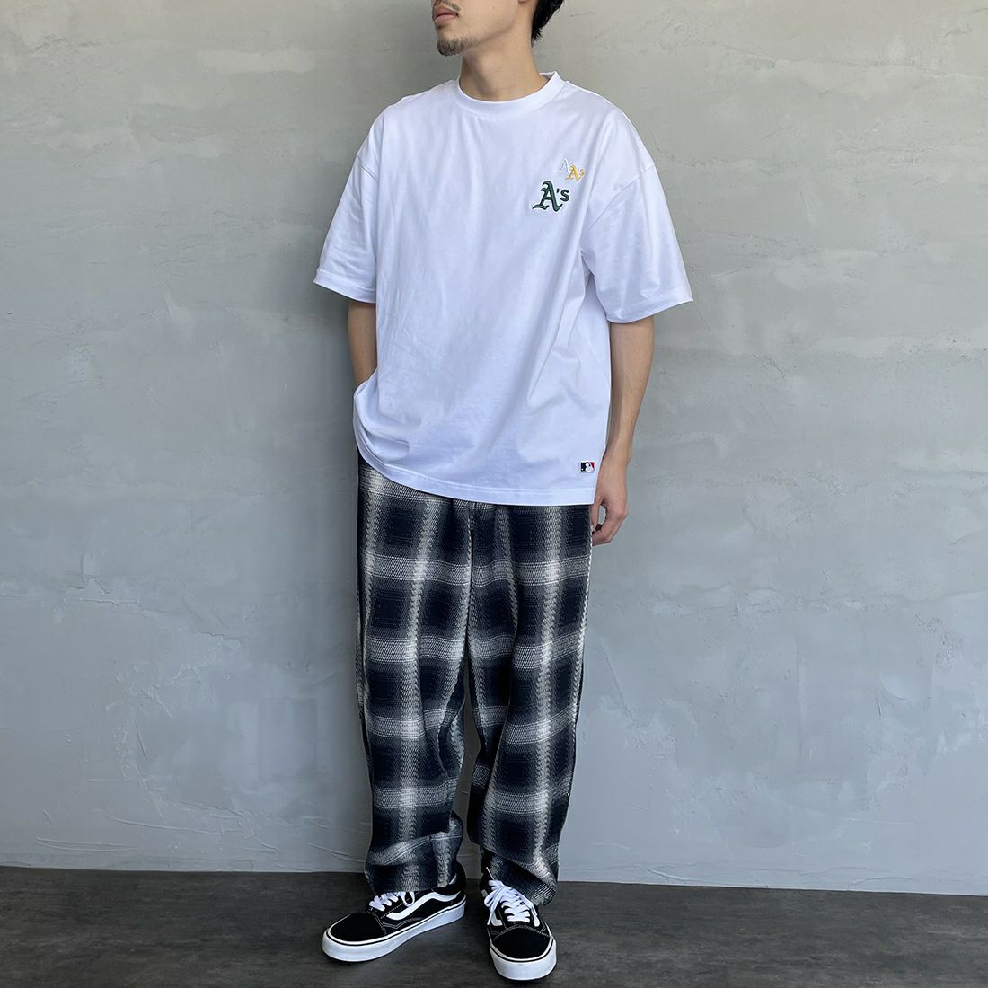 Fanatics [ファナティクス] 別注 MLB 3連ワンポイントロゴ刺繍 ショートスリーブTシャツ [ML0123SS0014-JF] AS WHITE &&モデル身長：168cm 着用サイズ：L&&