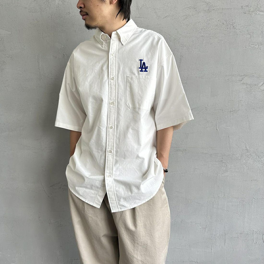 Fanatics [ファナティクス] 別注 MLB ワンポイント刺繍ロゴ ボタンダウンシャツ [ML2123SS0011-JF] LA WHITE &&モデル身長：173cm 着用サイズ：XXL&&