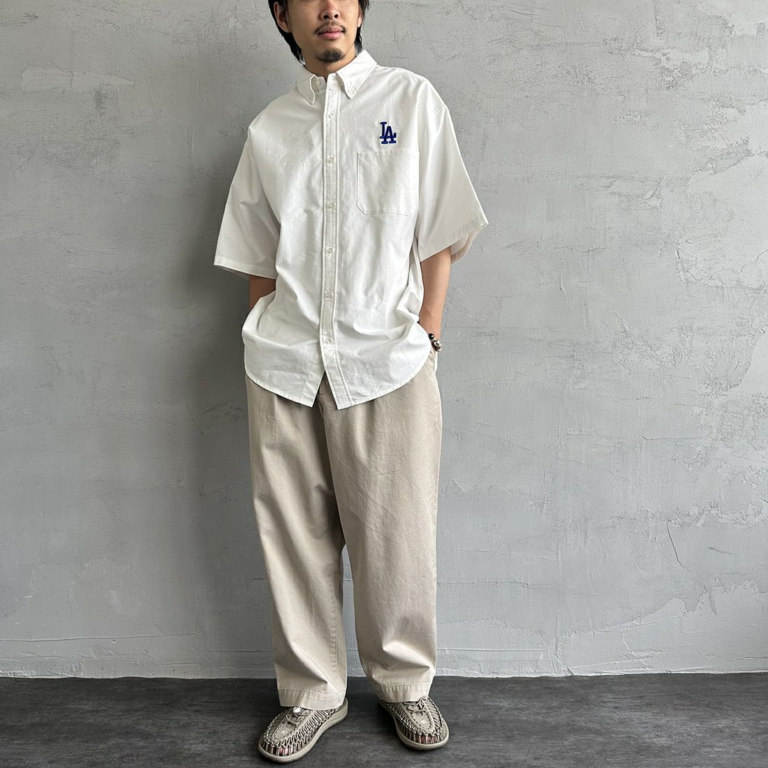 Fanatics [ファナティクス] 別注 MLB ワンポイント刺繍ロゴ ボタンダウンシャツ [ML2123SS0011-JF] LA WHITE &&モデル身長：173cm 着用サイズ：XXL&&