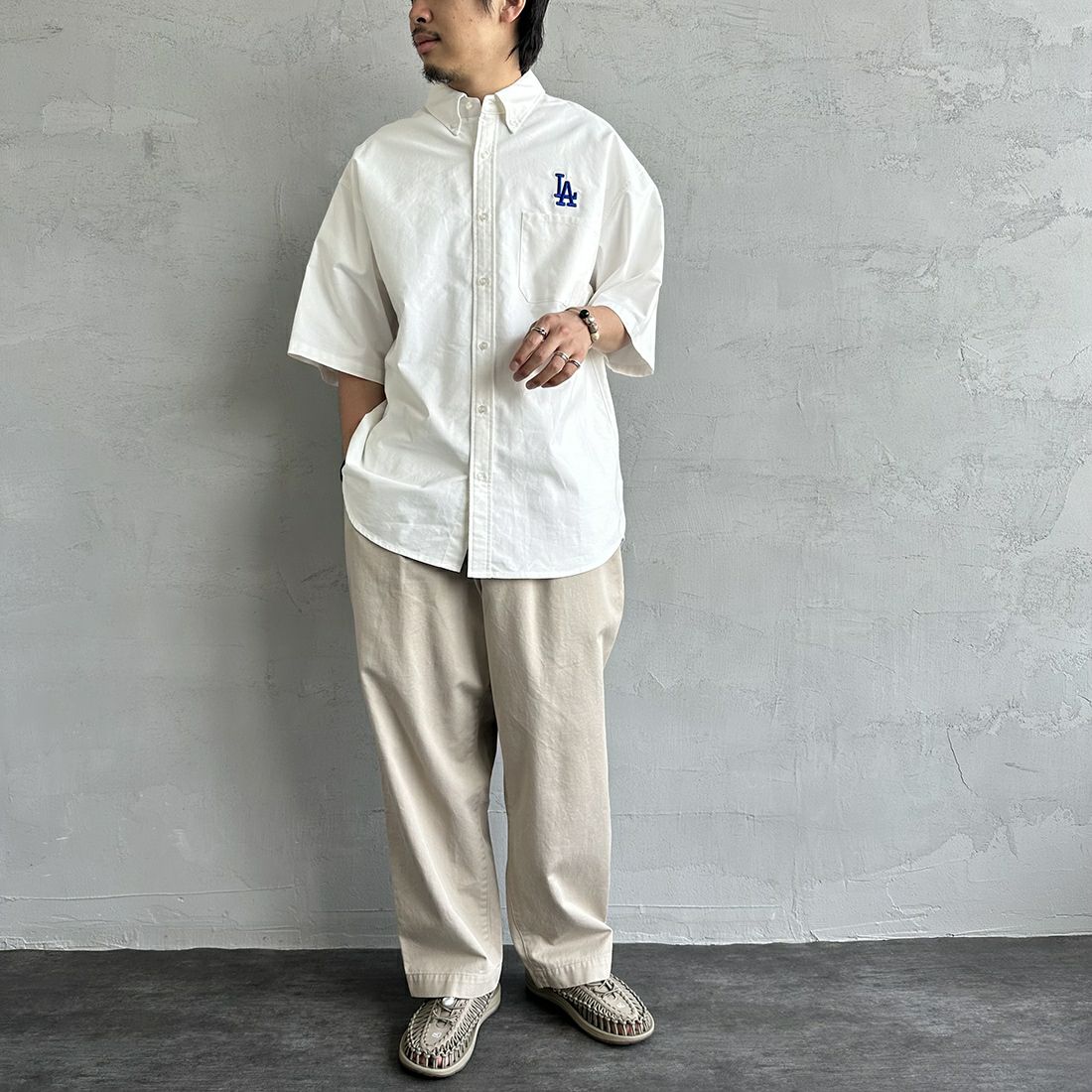 Fanatics [ファナティクス] 別注 MLB ワンポイント刺繍ロゴ ボタンダウンシャツ [ML2123SS0011-JF] LA WHITE &&モデル身長：173cm 着用サイズ：XXL&&