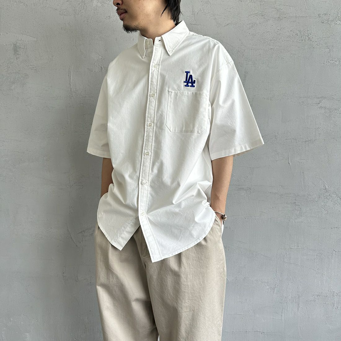Fanatics [ファナティクス] 別注 MLB ワンポイント刺繍ロゴ ボタンダウンシャツ [ML2123SS0011-JF] LA WHITE &&モデル身長：173cm 着用サイズ：XL&&