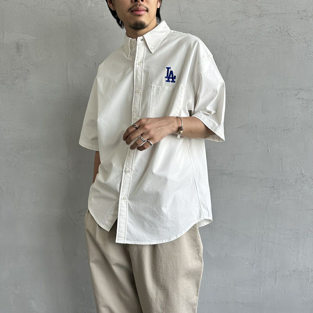 Fanatics [ファナティクス] 別注 MLB ワンポイント刺繍ロゴ ボタンダウンシャツ [ML2123SS0011-JF] LA WHITE &&モデル身長：173cm 着用サイズ：XL&&