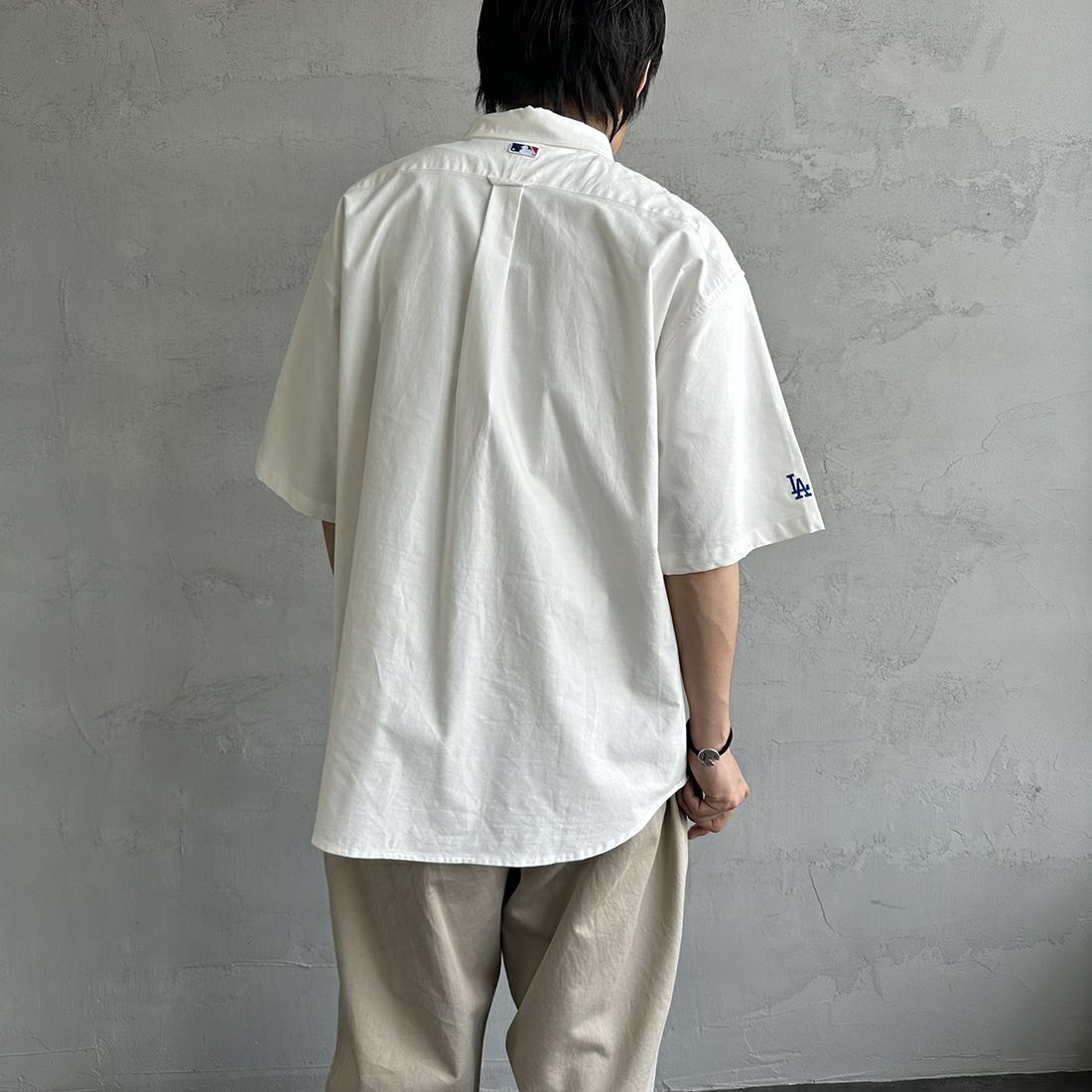 Fanatics [ファナティクス] 別注 MLB ワンポイント刺繍ロゴ ボタンダウンシャツ [ML2123SS0011-JF] LA WHITE &&モデル身長：173cm 着用サイズ：XL&&