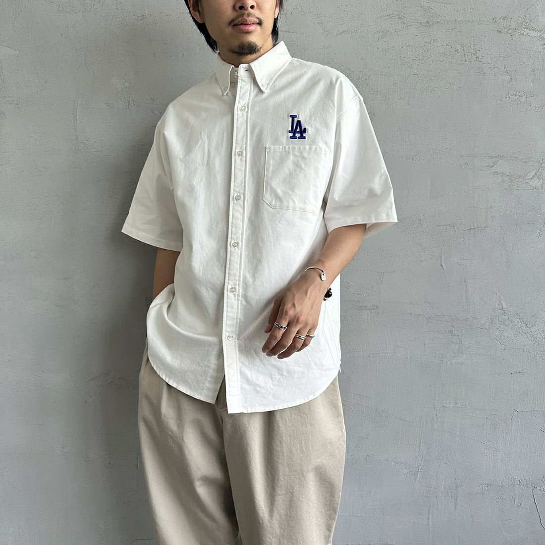 Fanatics [ファナティクス] 別注 MLB ワンポイント刺繍ロゴ ボタンダウンシャツ [ML2123SS0011-JF] LA WHITE &&モデル身長：173cm 着用サイズ：L&&