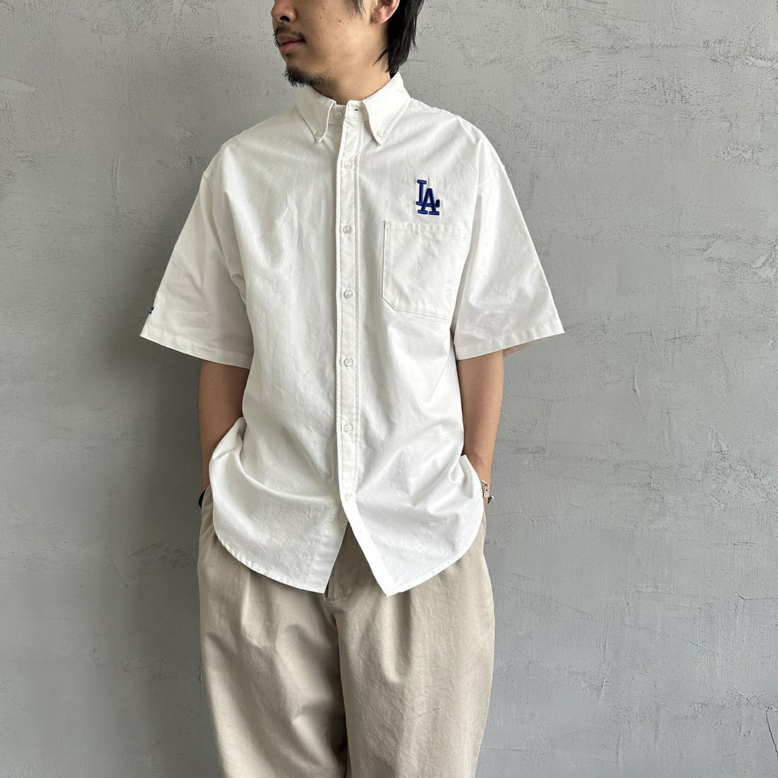 Fanatics [ファナティクス] 別注 MLB ワンポイント刺繍ロゴ ボタンダウンシャツ [ML2123SS0011-JF] LA WHITE &&モデル身長：173cm 着用サイズ：L&&