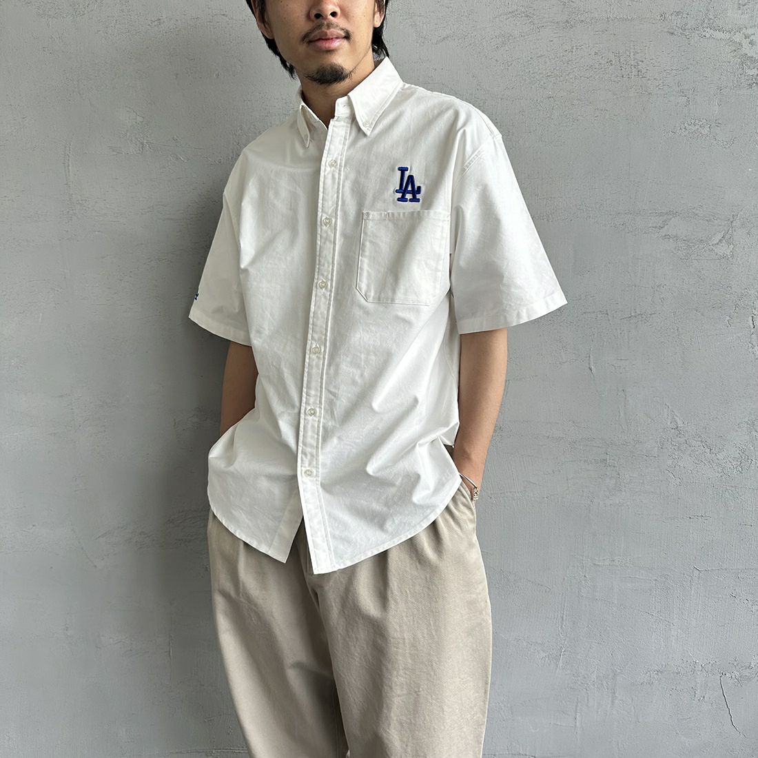 Fanatics [ファナティクス] 別注 MLB ワンポイント刺繍ロゴ ボタンダウンシャツ [ML2123SS0011-JF] LA WHITE &&モデル身長：173cm 着用サイズ：M&&