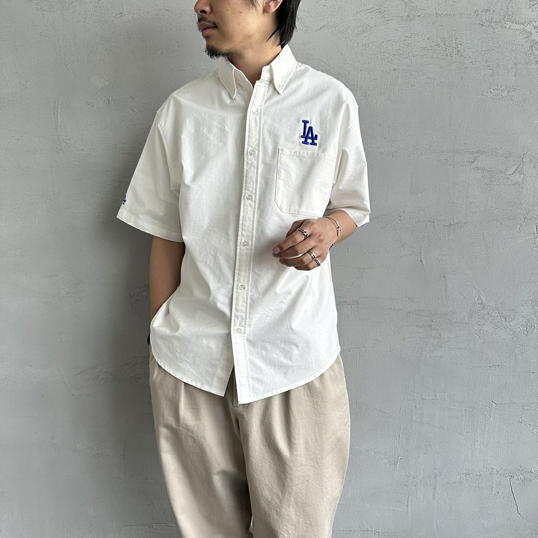 Fanatics [ファナティクス] 別注 MLB ワンポイント刺繍ロゴ ボタンダウンシャツ [ML2123SS0011-JF] LA WHITE &&モデル身長：173cm 着用サイズ：M&&