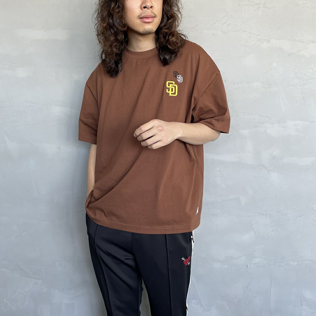 Fanatics [ファナティクス] 別注 MLB 3連ワンポイントロゴ刺繍 ショートスリーブTシャツ [ML0123SS0015-JF] SD BROWN&&モデル身長：173cm 着用サイズ：L&&