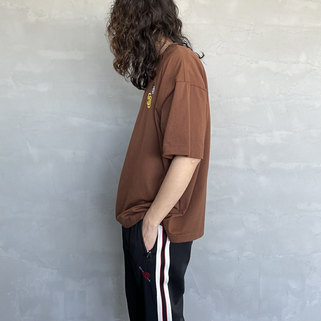 Fanatics [ファナティクス] 別注 MLB 3連ワンポイントロゴ刺繍 ショートスリーブTシャツ [ML0123SS0015-JF] SD BROWN&&モデル身長：173cm 着用サイズ：L&&