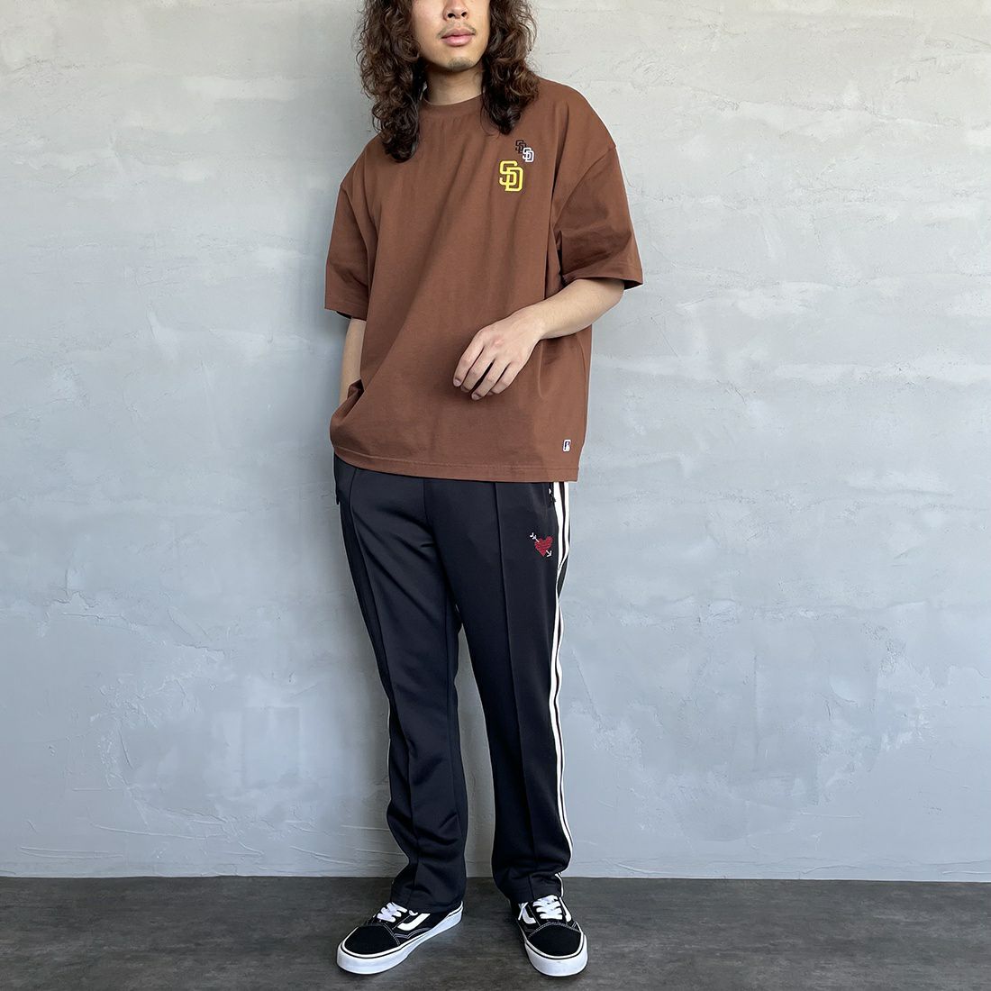 Fanatics [ファナティクス] 別注 MLB 3連ワンポイントロゴ刺繍 ショートスリーブTシャツ [ML0123SS0015-JF] SD BROWN&&モデル身長：173cm 着用サイズ：L&&