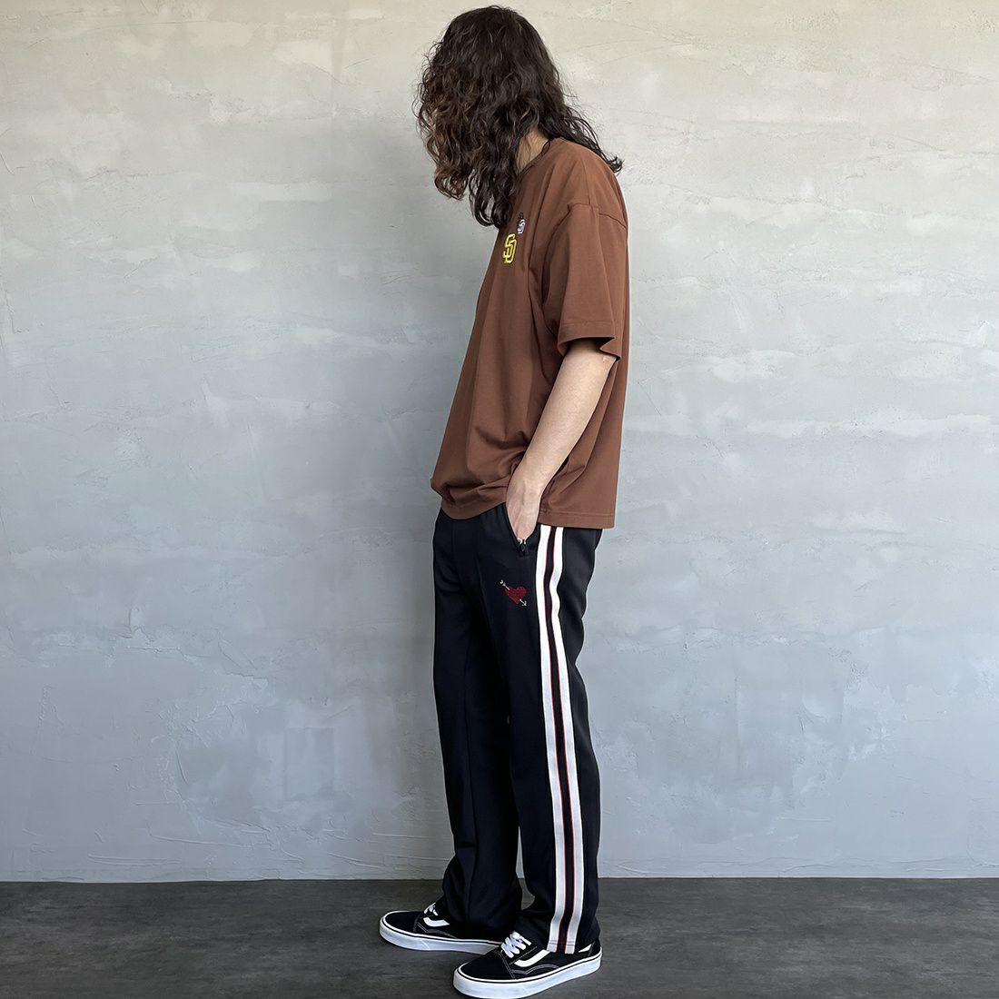 Fanatics [ファナティクス] 別注 MLB 3連ワンポイントロゴ刺繍 ショートスリーブTシャツ [ML0123SS0015-JF] SD BROWN&&モデル身長：173cm 着用サイズ：L&&