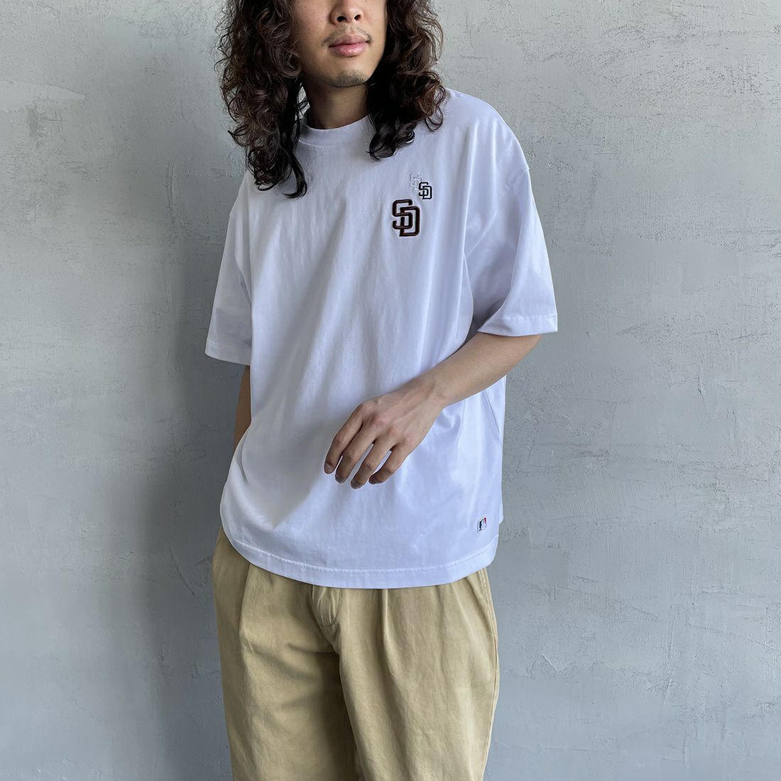 Fanatics [ファナティクス] 別注 MLB 3連ワンポイントロゴ刺繍 ショートスリーブTシャツ [ML0123SS0015-JF] SD WHITE&&モデル身長：173cm 着用サイズ：L&&