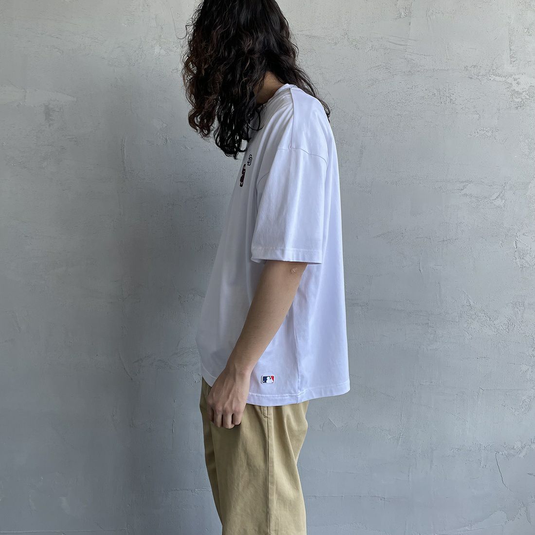Fanatics [ファナティクス] 別注 MLB 3連ワンポイントロゴ刺繍 ショートスリーブTシャツ [ML0123SS0015-JF] SD WHITE&&モデル身長：173cm 着用サイズ：L&&