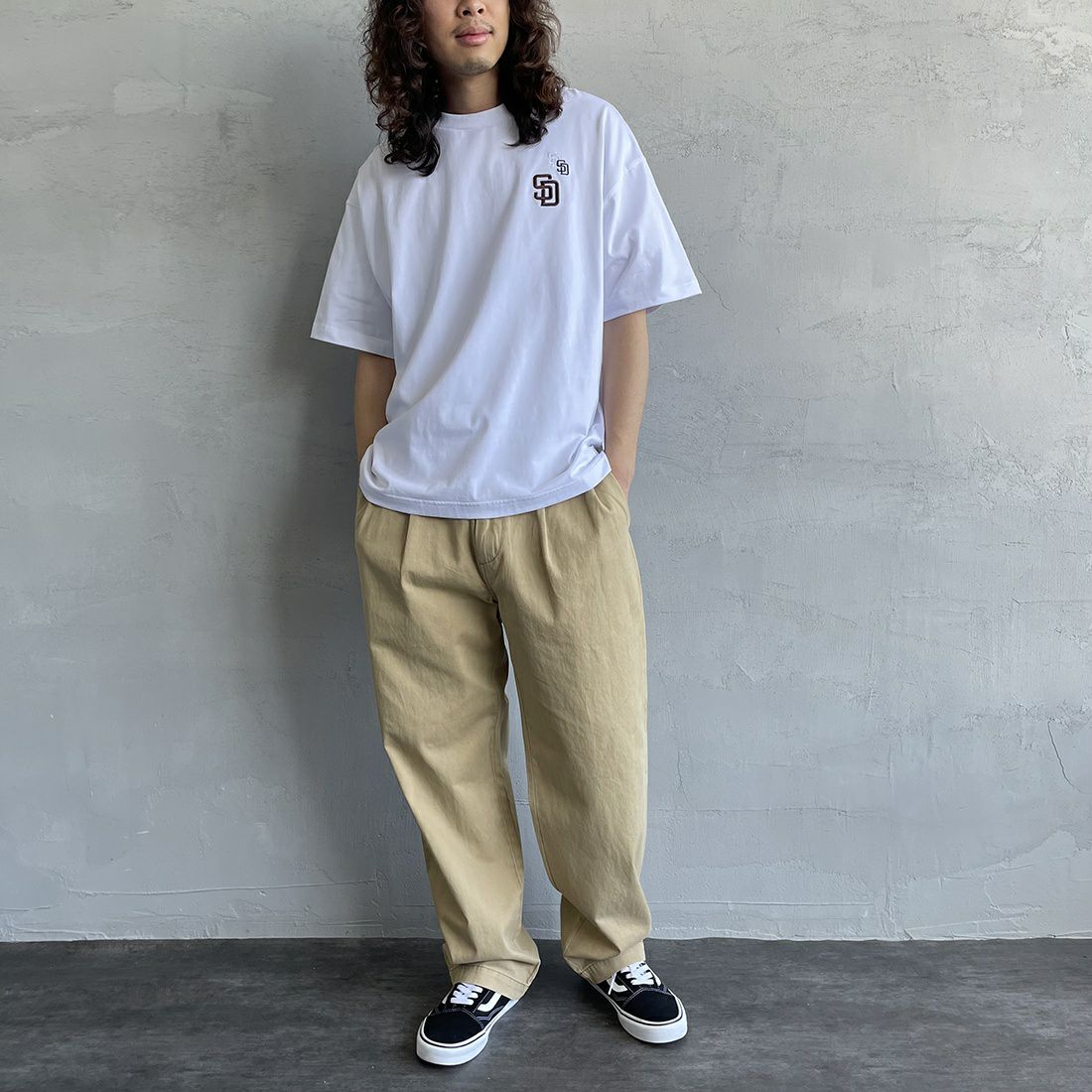 Fanatics [ファナティクス] 別注 MLB 3連ワンポイントロゴ刺繍 ショートスリーブTシャツ [ML0123SS0015-JF] SD WHITE&&モデル身長：173cm 着用サイズ：L&&