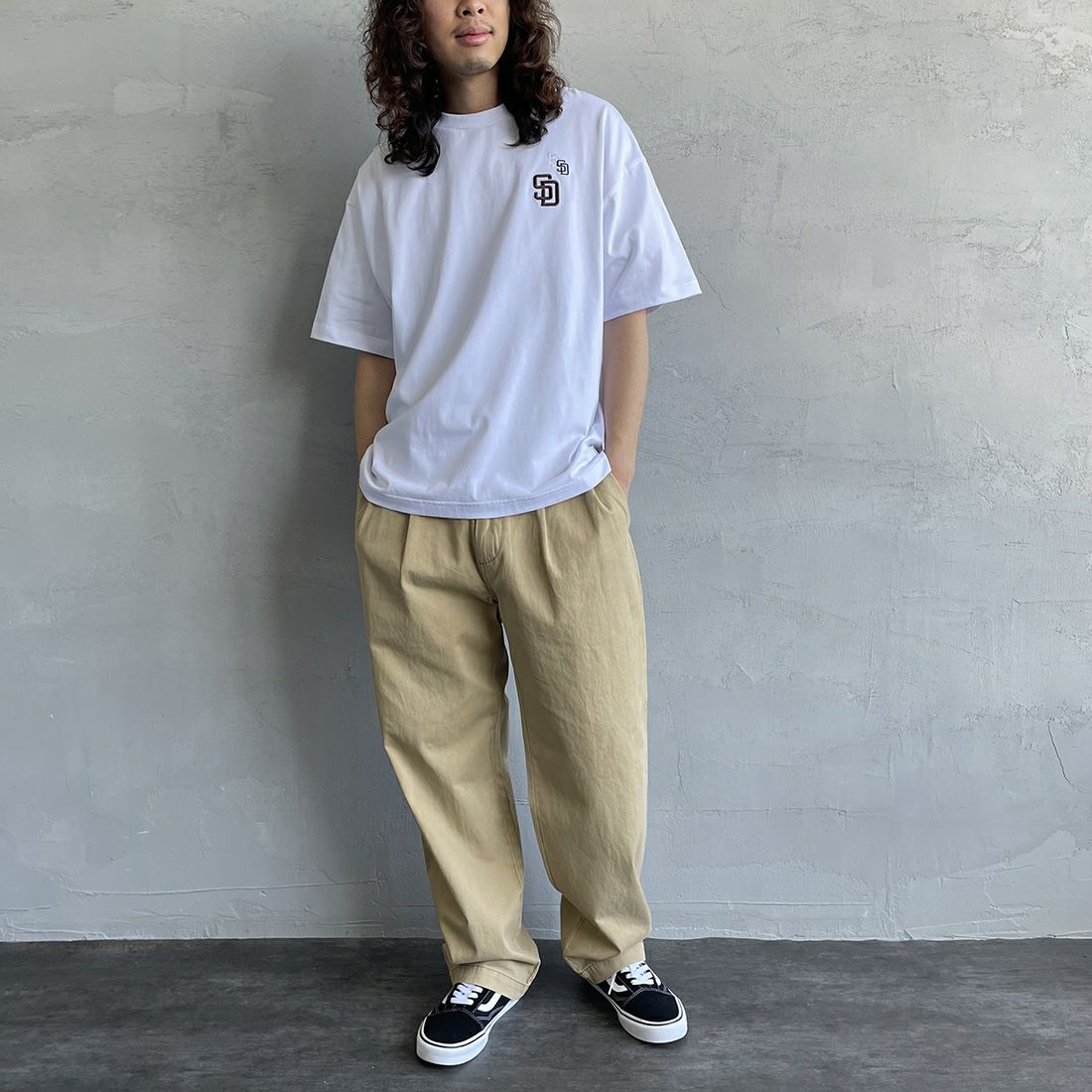 Fanatics [ファナティクス] 別注 MLB 3連ワンポイントロゴ刺繍 ショートスリーブTシャツ [ML0123SS0015-JF] SD WHITE&&モデル身長：173cm 着用サイズ：L&&