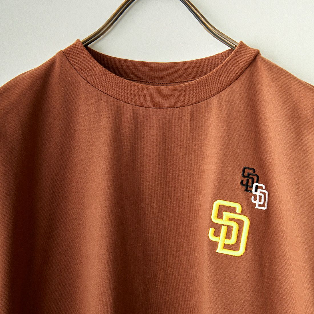 Fanatics [ファナティクス] 別注 MLB 3連ワンポイントロゴ刺繍 ショートスリーブTシャツ [ML0123SS0015-JF] SD BROWN