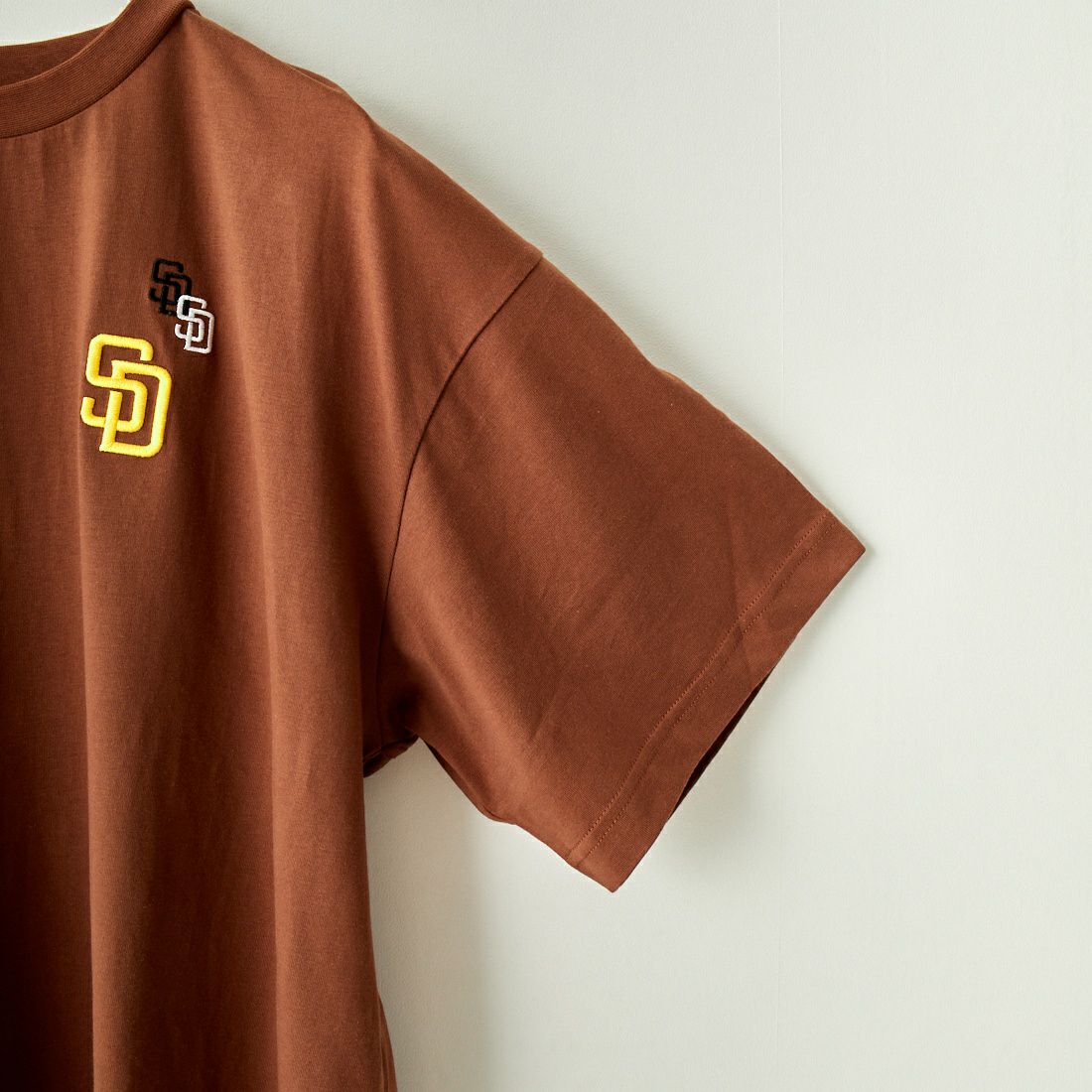 Fanatics [ファナティクス] 別注 MLB 3連ワンポイントロゴ刺繍 ショートスリーブTシャツ [ML0123SS0015-JF] SD BROWN