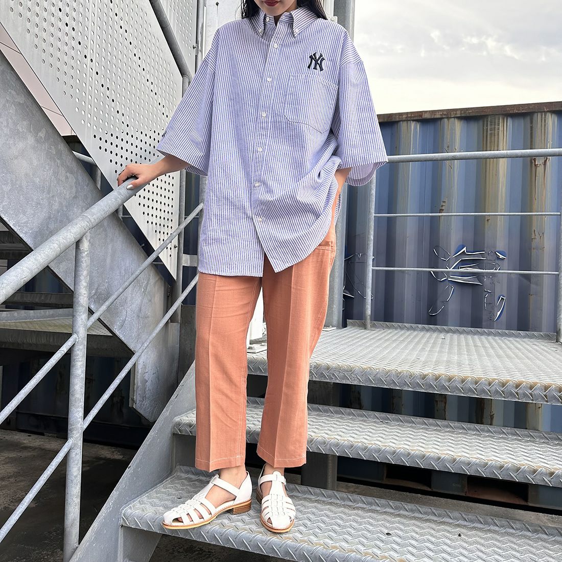 UNIVERSAL OVERALL [ユニバーサルオーバーオール] 別注 リネンイージーベイカーパンツ [U2312605IN-JF] DARK PINK &&モデル身長：156cm 着用サイズ：M&&