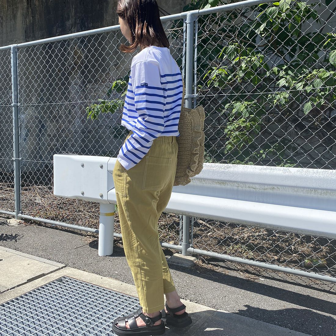UNIVERSAL OVERALL [ユニバーサルオーバーオール] 別注 リネンイージーベイカーパンツ [U2312605IN-JF] DARK GOLD &&モデル身長：163cm 着用サイズ：S&&