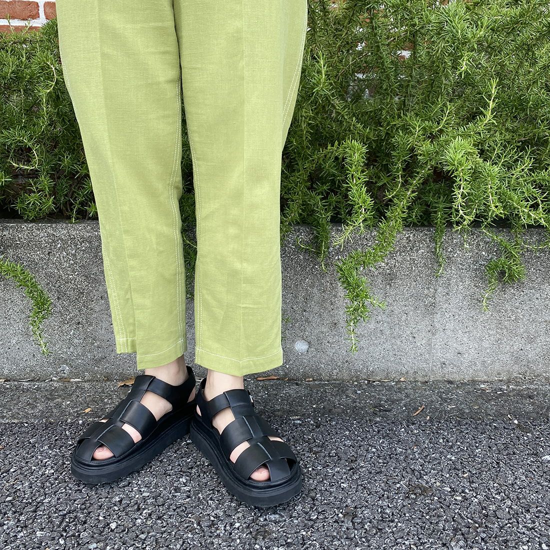 UNIVERSAL OVERALL [ユニバーサルオーバーオール] 別注 リネンイージーベイカーパンツ [U2312605IN-JF] GREEN &&モデル身長：156cm 着用サイズ：S&&