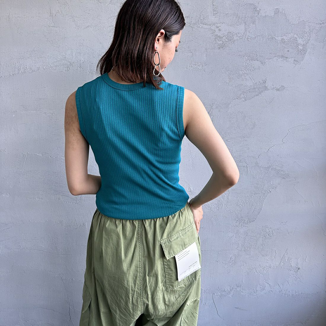 Noir Fabrik [ヌワールファブリック] ノースリーブ リブカットソー [JFS-C053] 46 EMERALD &&モデル身長：163cm 着用サイズ：F&&