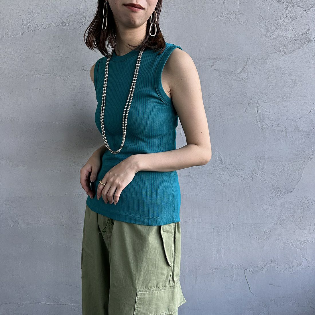 Noir Fabrik [ヌワールファブリック] ノースリーブ リブカットソー [JFS-C053] 46 EMERALD &&モデル身長：163cm 着用サイズ：F&&