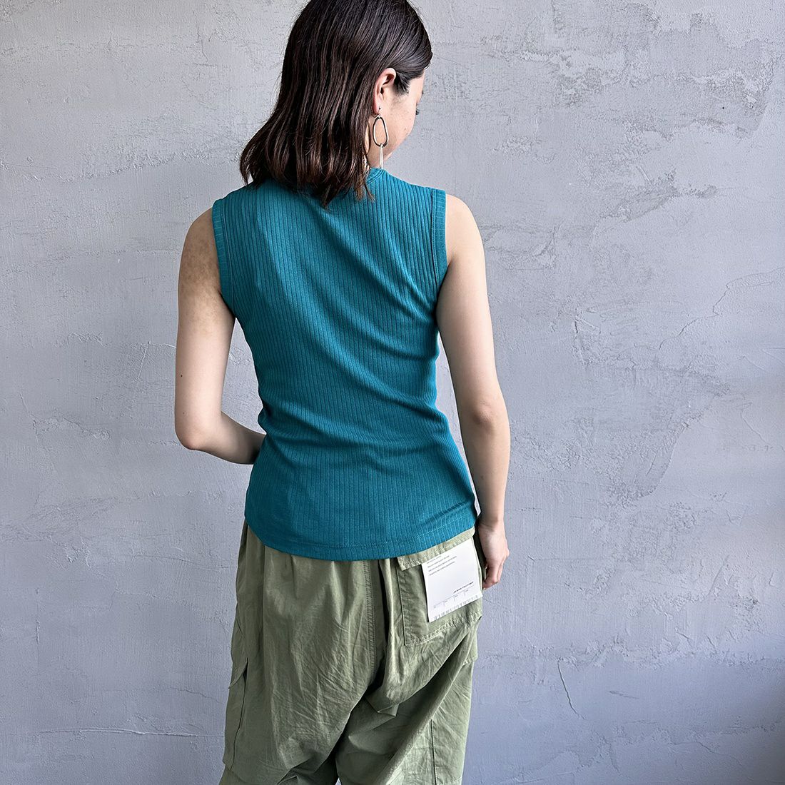 Noir Fabrik [ヌワールファブリック] ノースリーブ リブカットソー [JFS-C053] 46 EMERALD &&モデル身長：163cm 着用サイズ：F&&