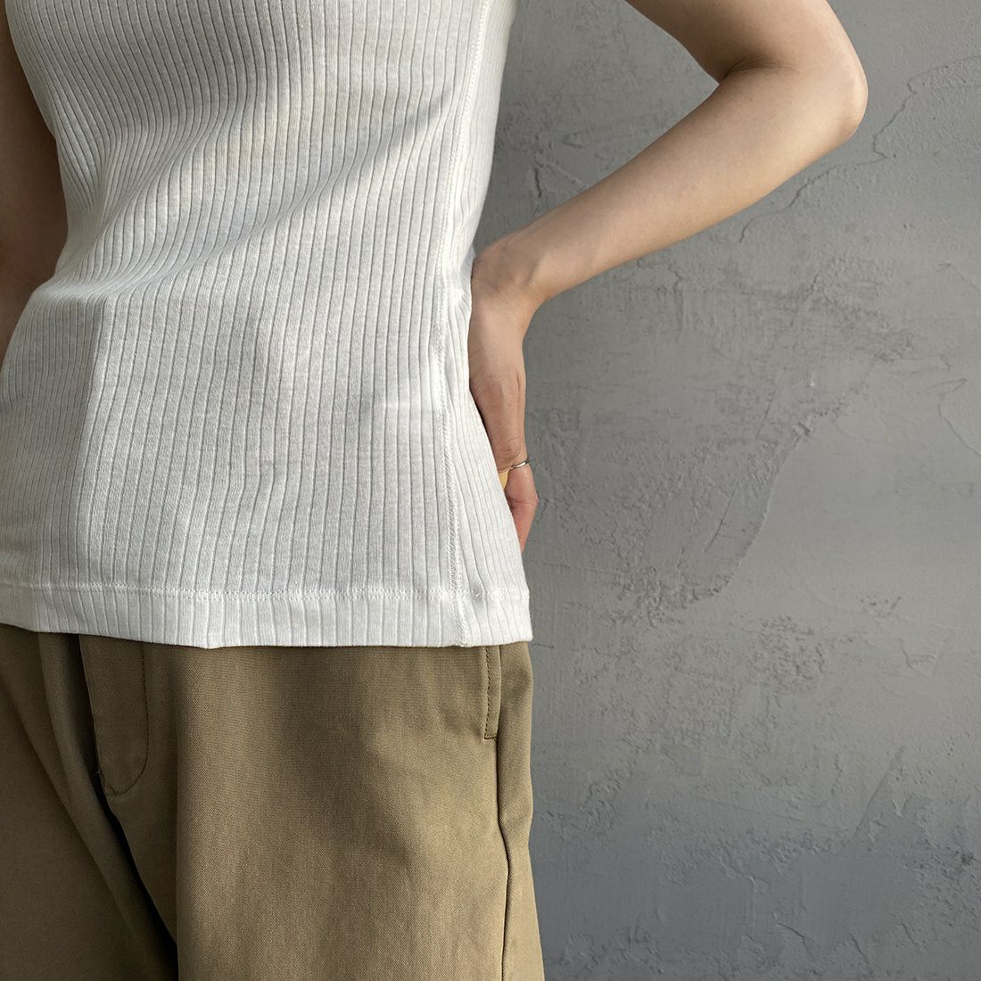 Noir Fabrik [ヌワールファブリック] ノースリーブ リブカットソー [JFS-C053] 01 O.WHITE &&モデル身長：156cm 着用サイズ：F&&