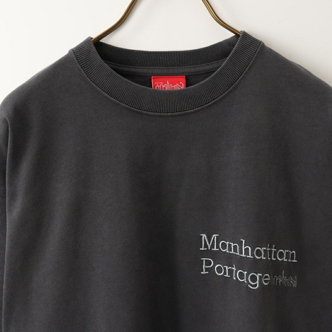 MANHATTAN PORTAGE [マンハッタンポーテージ] 別注 手描き風ロゴ バックプリントTシャツ [23SSMP-IN38-JF] CHARCOAL