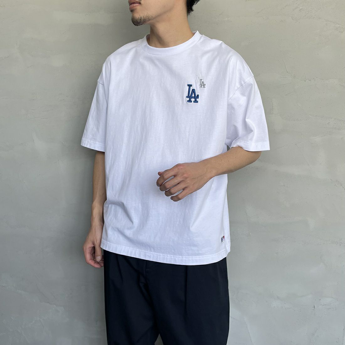 Fanatics [ファナティクス] 別注 MLB 3連ワンポイントロゴ刺繍 ショートスリーブTシャツ [ML0123SS0013-JF] LA WHITE &&モデル身長：168cm 着用サイズ：L&&