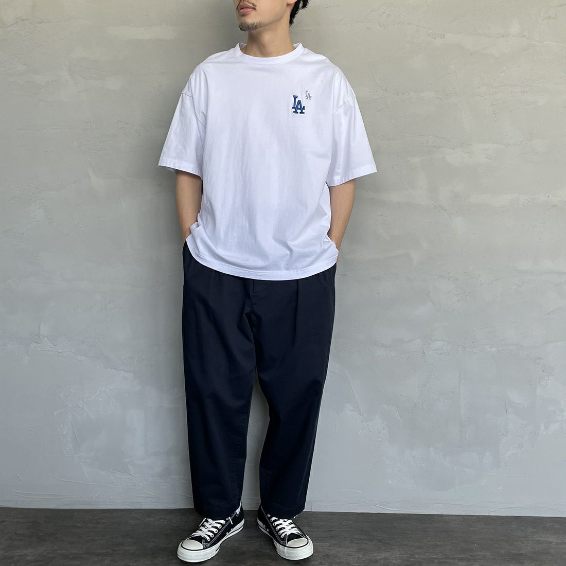 Fanatics [ファナティクス] 別注 MLB 3連ワンポイントロゴ刺繍 ショートスリーブTシャツ [ML0123SS0013-JF] LA WHITE &&モデル身長：168cm 着用サイズ：L&&