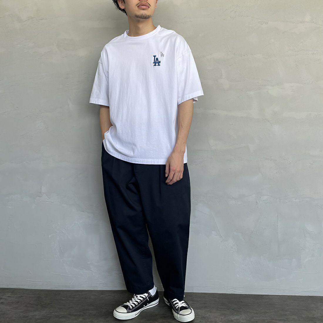 Fanatics [ファナティクス] 別注 MLB 3連ワンポイントロゴ刺繍 ショートスリーブTシャツ [ML0123SS0013-JF] LA WHITE &&モデル身長：168cm 着用サイズ：L&&