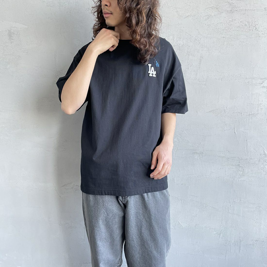 Fanatics [ファナティクス] 別注 MLB 3連ワンポイントロゴ刺繍 ショートスリーブTシャツ [ML0123SS0013-JF] LA BLACK &&モデル身長：173cm 着用サイズ：L&&