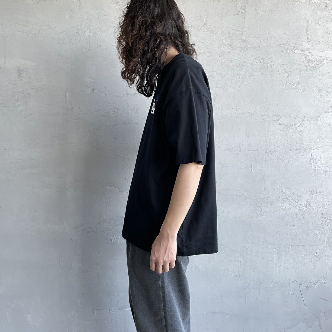 Fanatics [ファナティクス] 別注 MLB 3連ワンポイントロゴ刺繍 ショートスリーブTシャツ [ML0123SS0013-JF] LA BLACK &&モデル身長：173cm 着用サイズ：L&&