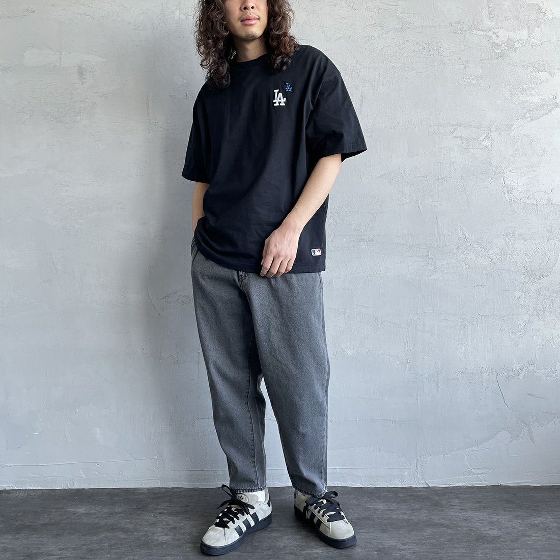 Fanatics [ファナティクス] 別注 MLB 3連ワンポイントロゴ刺繍 ショートスリーブTシャツ [ML0123SS0013-JF] LA BLACK &&モデル身長：173cm 着用サイズ：L&&