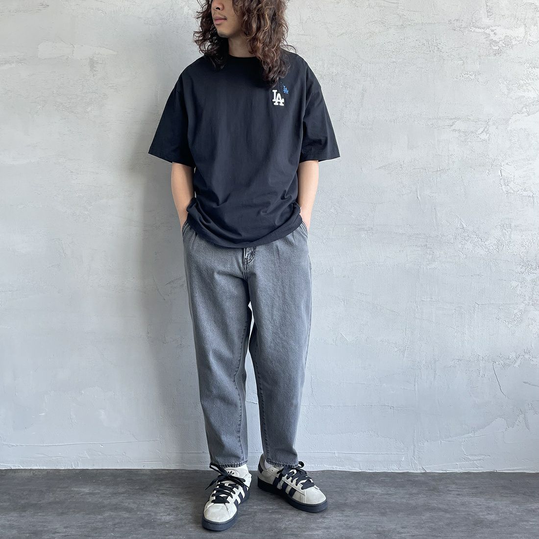 Fanatics [ファナティクス] 別注 MLB 3連ワンポイントロゴ刺繍 ショートスリーブTシャツ [ML0123SS0013-JF] LA BLACK &&モデル身長：173cm 着用サイズ：L&&