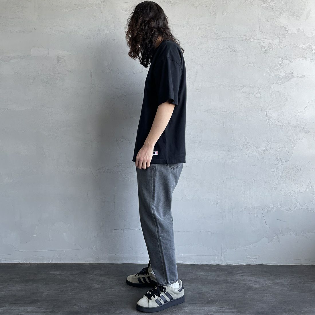Fanatics [ファナティクス] 別注 MLB 3連ワンポイントロゴ刺繍 ショートスリーブTシャツ [ML0123SS0013-JF] LA BLACK &&モデル身長：173cm 着用サイズ：L&&