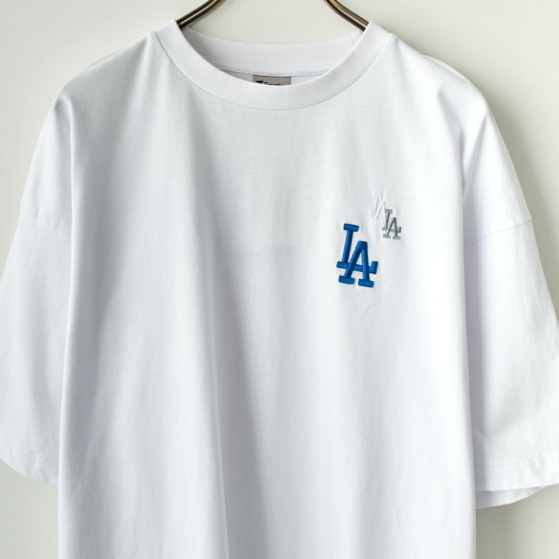 Fanatics [ファナティクス] 別注 MLB 3連ワンポイントロゴ刺繍 ショートスリーブTシャツ [ML0123SS0013-JF] LA WHITE
