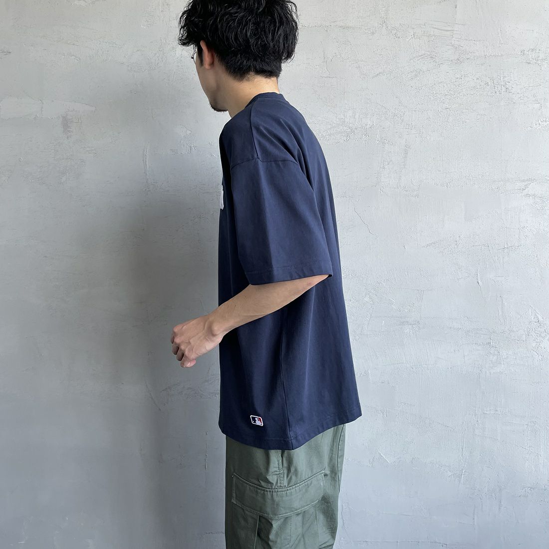 Fanatics [ファナティクス] 別注 MLB 3連ワンポイントロゴ刺繍 ショートスリーブTシャツ [ML0123SS0012-JF] NY NAVY &&モデル身長：168cm 着用サイズ：L&&
