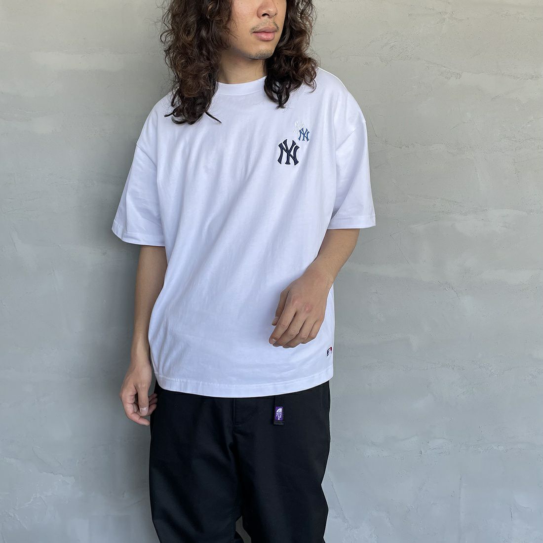 Fanatics [ファナティクス] 別注 MLB 3連ワンポイントロゴ刺繍 ショートスリーブTシャツ [ML0123SS0012-JF] NY WHITE &&モデル身長：173cm 着用サイズ：L&&