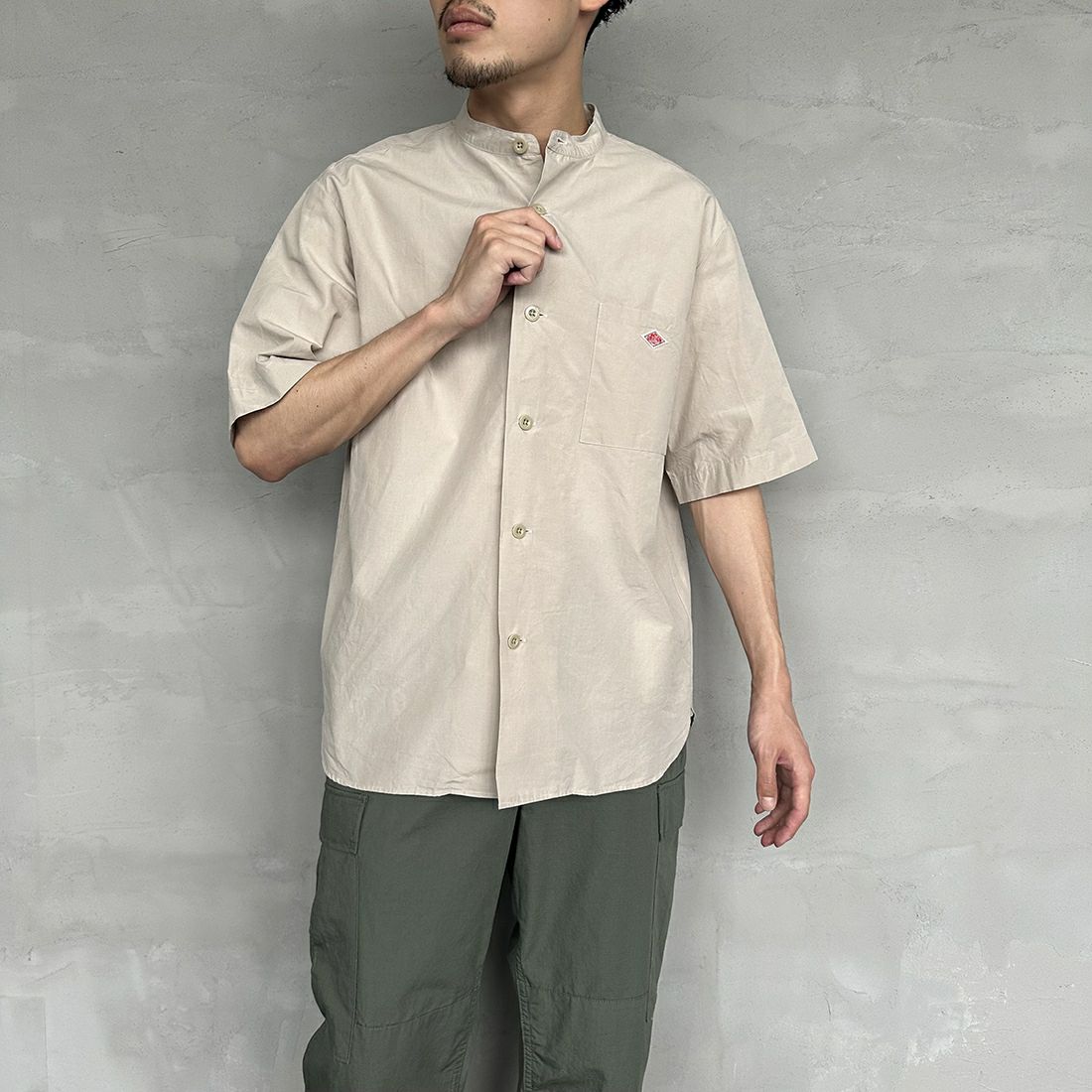 DANTON [ダントン] コットンリネン バンドカラーシャツ [JD-3788SCL] BEIGE &&モデル身長：168cm 着用サイズ：38&&